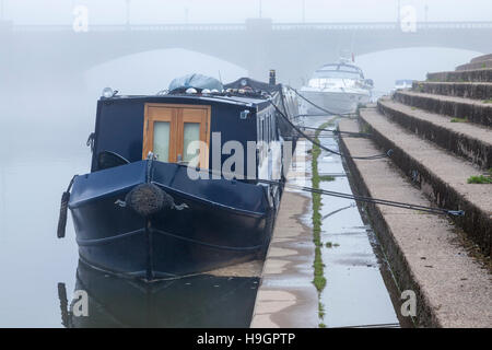 Nebbia di fiume. Narrowboat e altre imbarcazioni in una nebbiosa mattina sul fiume Trento a Trent Bridge, West Bridgford, Nottingham, Inghilterra, Regno Unito Foto Stock