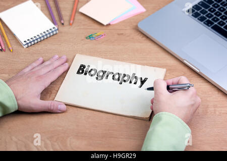 La scrittura a mano biografia. Scrivania da ufficio con un notebook e articoli di cartoleria Foto Stock