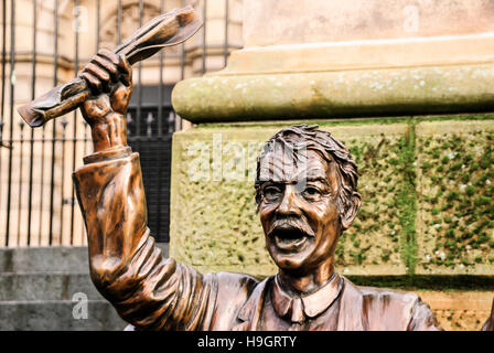 Statua di bronzo di 'l' altoparlante a Speakers' Corner per artista Gareth Knowles, Custom House Square, Belfast, Irlanda del Nord. Foto Stock