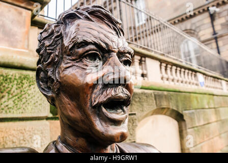 Statua di bronzo di 'l' altoparlante a Speakers' Corner per artista Gareth Knowles, Custom House Square, Belfast, Irlanda del Nord. Foto Stock