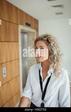 I dirigenti aziendali stringono le mani vicino a sollevare Foto Stock