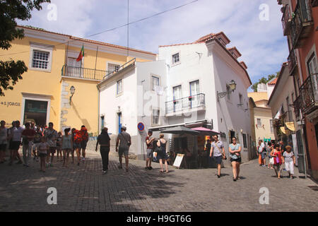 Strada stretta nella zona di Santa Cruz del Castelo de Sao Jorge Lisbona Portogallo Foto Stock