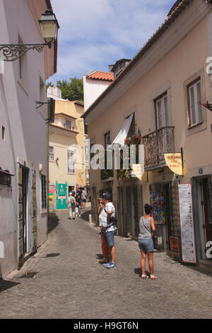 Strada stretta nella zona di Santa Cruz del Castelo de Sao Jorge Lisbona Portogallo Foto Stock