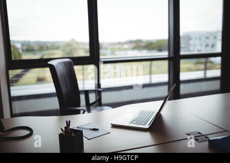 Portapenne da ufficio sulla scrivania nell'ufficio del notaio Foto stock -  Alamy