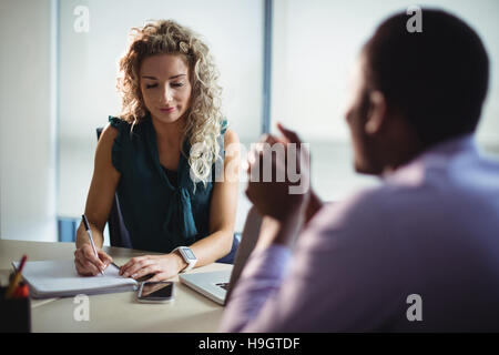 I dirigenti aziendali a interagire gli uni con gli altri Foto Stock