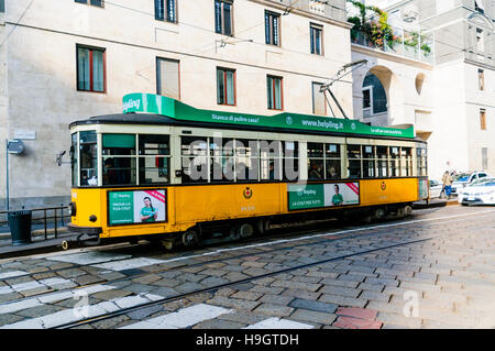 Uno dei famosi giallo classe ATM 1500 (tipo 1928) tram (n. 1898) costruita intorno al 1930, su Milano rete tranviaria urbana Foto Stock
