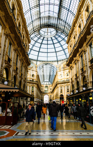 Galleria Vittorio Emanuele II, una galleria di negozi specializzati in capi di abbigliamento designer e high-end ristoranti costruito dal 1865 al 1877 di Milano, Italia. Foto Stock