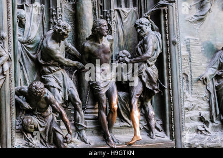 Ornati in ghisa sportello sul lato anteriore del Duomo di Milano, il Duomo di Milano, Italia Foto Stock