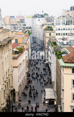La gente sulla Piazza dei Mercanti, Milano Foto Stock