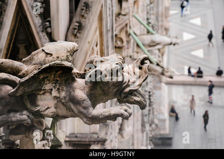 Mascheroni e altri ornati in pietra scolpita al di fuori del Duomo di Milano (Duomo di Milano) Foto Stock