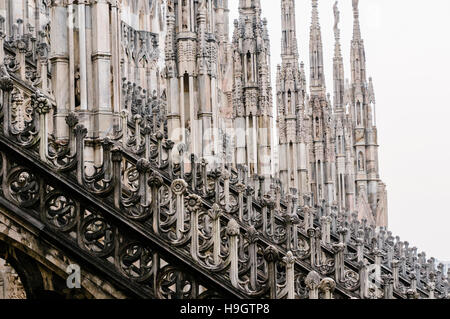 Flying contrafforte e riccamente intagliato muratura in pietra sul tetto del Duomo di Milano (Duomo di Milano), Italia Foto Stock