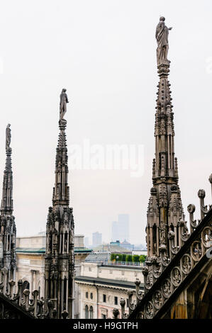 Riccamente intagliato muratura in pietra sul tetto del Duomo di Milano (Duomo di Milano), Italia Foto Stock