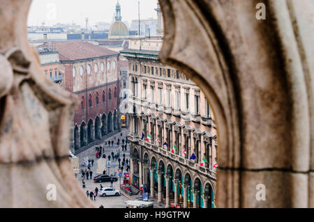 Vista dal tetto del Duomo di Milano (Duomo di Milano) sulla Piazza del Duomo di seguito. Foto Stock