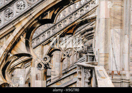 Flying contrafforte e riccamente intagliato muratura in pietra sul tetto del Duomo di Milano (Duomo di Milano), Italia Foto Stock