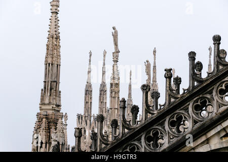 Riccamente intagliato muratura in pietra sul tetto del Duomo di Milano (Duomo di Milano), Italia Foto Stock