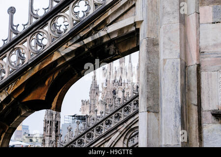 Flying contrafforte e riccamente intagliato muratura in pietra sul tetto del Duomo di Milano (Duomo di Milano), Italia Foto Stock