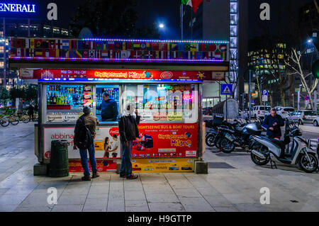 Biglietto per l'autobus turistico, di stallo che serve anche bevande e cibo, alla Stazione Centrale di Milano, Italia Foto Stock