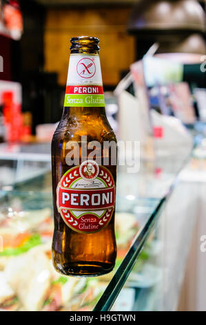 Bottiglia di Glutine Peroni lager sul bancone di vetro di un bar italiano. Foto Stock