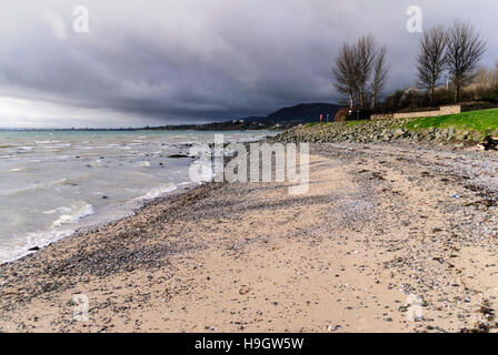Una tempesta si avvicina ad una spiaggia. Foto Stock
