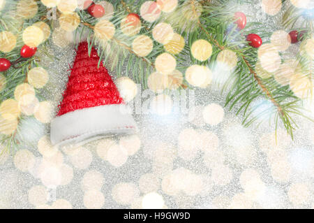 Santa hat giocattolo e abete su luci di Natale sfondo Foto Stock