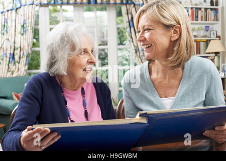 Senior donna Guarda Foto Album con femmina matura il prossimo Foto Stock