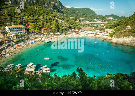 L'isola di Corfù, Grecia - Agosto 10, 2014: bellissima spiaggia di Paleokastritsa. Turisti che si godono una bella giornata d'estate in spiaggia. Isola di Kerkyra Foto Stock