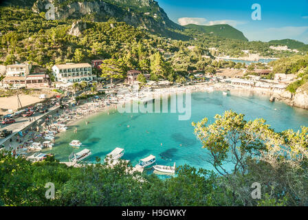 L'isola di Corfù, Grecia - Agosto 10, 2014: bellissima spiaggia di Paleokastritsa. Turisti che si godono una bella giornata d'estate in spiaggia. Isola di Kerkyra Foto Stock