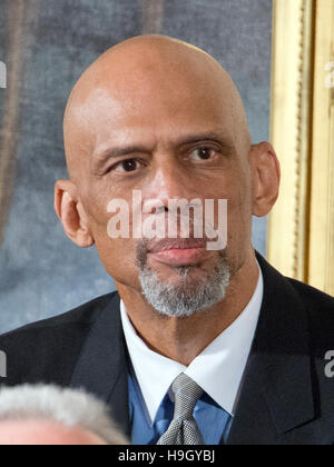 Ex stella NBA Kareem Abdul-Jabbar guarda come presidente degli Stati Uniti Barack Obama fa commento in occasione di una cerimonia che si terrà nella Sala Est della Casa Bianca a Washington DC dove egli è presente la medaglia presidenziale della libertà, la nazione più alta onorificenza civile, martedì 22 novembre, 2016. Credito: Ron Sachs/CNP /MediaPunch Credito: MediaPunch Inc/Alamy Live News Foto Stock