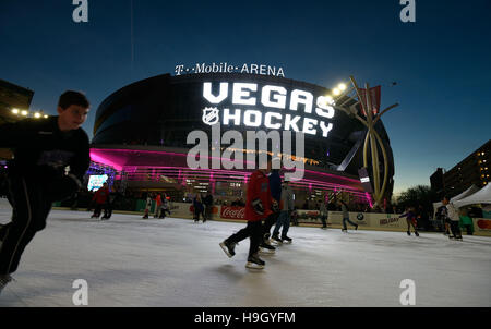 Las Vegas, Nevada, USA. 22 Novembre, 2016. Persone pattino sotto un segno prima di Las Vegas cavalieri d'oro è stato annunciato come il nome per il nuovo Las Vegas franchising NHL a T-Mobile Arena il 22 novembre 2016 a Las Vegas, Nevada. Il team inizierà a giocare nella stagione 2017-18. © David Becker/ZUMA filo/Alamy Live News Foto Stock