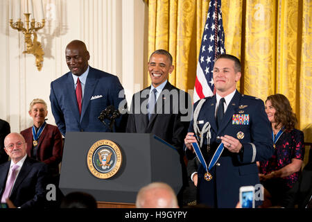 Il presidente Barack Obama awards la medaglia di libertà di Michael Jordan alla Casa Bianca . Credito: Patsy Lynch/Alamy Live News Foto Stock