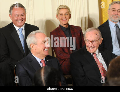 Washington, Stati Uniti. 22 Novembre, 2016. Lorne Michaels (in basso a sinistra) ride come Stati Uniti Il presidente Barack Obama fa commento prima di presentare Michaels con la medaglia presidenziale della libertà nel corso di una cerimonia nella Sala Est della Casa Bianca il 22 novembre 2016. Medaglia destinatari Ellen DeGeneres (centro superiore) e Robert DeNiro (in alto a destra) sono anche nella foto. La medaglia presidenziale della libertà è il più alto onore per i civili negli Stati Uniti. Credito: Paul Hennessy/Alamy Live News Foto Stock