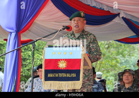 Paya Indah, Malaysia. 22 Novembre, 2016. Zulkifeli Bin Mohd Zin, capo di stato maggiore della difesa malese vigore, indirizzi alla cerimonia di apertura del "Aman Youyi 2016' esercizio congiunto in Paya Indah, Malaysia, nov. 22, 2016. Cinese e Malese delle forze armate ha iniziato un esercizio congiunto di assistenza umanitaria e di soccorso in caso di catastrofe martedì. Credito: Chong Voon Chung/Xinhua/Alamy Live News Foto Stock