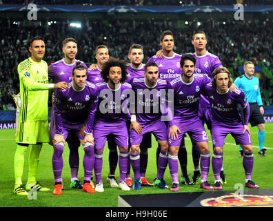 Lisbona, Portogallo. 22 Novembre, 2016. I giocatori del Real Madrid linea fino a monte della UEFA Champions League Gruppo F partita di calcio tra Sporting CP e il Real Madrid CF ad Alvalade stadium a Lisbona, Portogallo, nov. 22, 2016. Il Real Madrid vince 2-1. Credito: Zhang Liyun/Xinhua/Alamy Live News Foto Stock