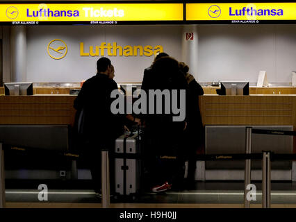 Amburgo, Germania. 23 Nov, 2016. I passeggeri in attesa presso la Lufthansa al banco informazioni dell'aeroporto di Amburgo, Germania, 23 novembre 2016. I piloti di Lufthansa ha iniziato a una 2 giorni di sciopero durante la notte del 22-23 novembre. Foto: Axel Heimken/dpa/Alamy Live News Foto Stock