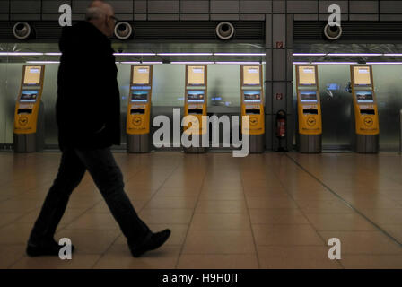 Amburgo, Germania. 23 Nov, 2016. Un uomo a piedi passato vuoto Lufthansa macchine di check-in presso l'aeroporto di Amburgo, Germania, 23 novembre 2016. I piloti di Lufthansa ha iniziato a una 2 giorni di sciopero durante la notte del 22-23 novembre. Foto: Axel Heimken/dpa/Alamy Live News Foto Stock