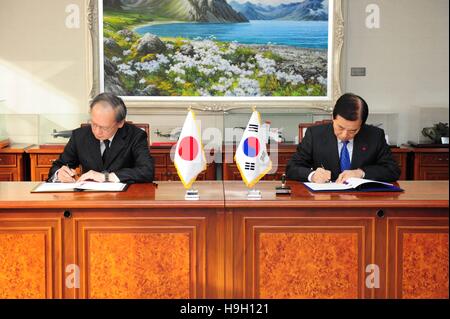 Seoul, Corea del Sud. 23 Nov, 2016. Corea del Sud il Ministro della Difesa di Han Min-koo (R) e ambasciatore giapponese per la Corea del Sud Yasumasa Nagamine firmare la sicurezza generale delle informazioni militari accordo (GSOMIA) a Seul, Corea del Sud, nov. 23, 2016. La Corea del Sud e il Giappone il mercoledì hanno firmato un intelligence militare nonostante patto pubblico e opposizione parlamentare. © Xinhua/Alamy Live News Foto Stock