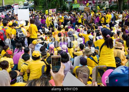 Kuala Lumpur, Malesia. 23 Nov, 2016. Centinaia di manifestanti femmina si riuniscono a Padang Merbok in Kuala Lumpur a domanda Maria mento Abdullah(60)'s rilasciare il 23 novembre 2016. Bersih 2.0 presidente Maria mento Abdullah è andato al tribunale per contestare la propria detenzione sotto la sicurezza reati (misure speciali) Act 2012 (Sosma). Mento, 60, era stato arrestato per 28 giorni sotto Sosma sabato scorso. Credito: Chris JUNG/Alamy Live News Foto Stock