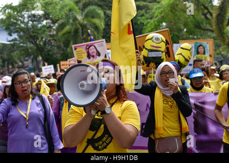 Kuala Lumpur, Malesia. 23 Nov, 2016. Centinaia di manifestanti femmina rally da Padang Merbok in Parlamento a Kuala Lumpur alla domanda Maria mento Abdullah(60)'s rilasciare il 23 novembre 2016. Bersih 2.0 presidente Maria mento Abdullah è andato al tribunale per contestare la propria detenzione sotto la sicurezza reati (misure speciali) Act 2012 (Sosma). Mento, 60, era stato arrestato per 28 giorni sotto Sosma sabato scorso. Credito: Chris JUNG/Alamy Live News Foto Stock