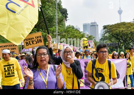 Kuala Lumpur, Malesia. 23 Nov, 2016. Centinaia di manifestanti femmina rally da Padang Merbok in Parlamento a Kuala Lumpur alla domanda Maria mento Abdullah(60)'s rilasciare il 23 novembre 2016. Bersih 2.0 presidente Maria mento Abdullah è andato al tribunale per contestare la propria detenzione sotto la sicurezza reati (misure speciali) Act 2012 (Sosma). Mento, 60, era stato arrestato per 28 giorni sotto Sosma sabato scorso. Credito: Chris JUNG/Alamy Live News Foto Stock