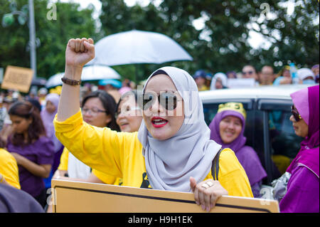 Kuala Lumpur, Malesia. 23 Nov, 2016. Centinaia di manifestanti femmina rally da Padang Merbok in Parlamento a Kuala Lumpur alla domanda Maria mento Abdullah(60)'s rilasciare il 23 novembre 2016. Bersih 2.0 presidente Maria mento Abdullah è andato al tribunale per contestare la propria detenzione sotto la sicurezza reati (misure speciali) Act 2012 (Sosma). Mento, 60, era stato arrestato per 28 giorni sotto Sosma sabato scorso. Credito: Chris JUNG/Alamy Live News Foto Stock