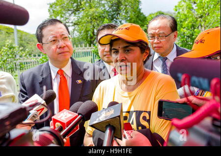 Kuala Lumpur, Malesia. 23 Nov, 2016. Eminente giurista malese Ambiga Sreenevasan(60, C) avente un colloquio presso il Parlamento della Malesia a Kuala Lumpur il 23 novembre 2016. Bersih 2.0 presidente Maria mento Abdullah è andato al tribunale per contestare la propria detenzione sotto la sicurezza reati (misure speciali) Act 2012 (Sosma). Mento, 60, era stato arrestato per 28 giorni sotto Sosma sabato scorso. Credito: Chris JUNG/Alamy Live News Foto Stock