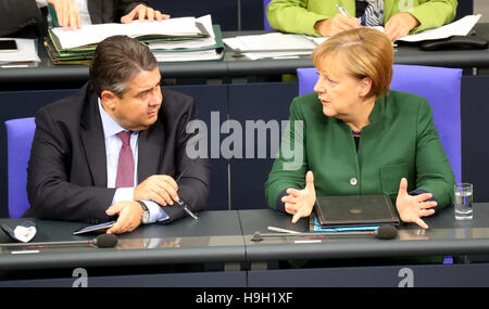 Berlino, Deutschland. 23 Nov, 2016. Bundeswirtschaftsminister Sigmar GABRIEL (SPD)unterhält sich mit Bundeskanzlerin Angela Merkel (CD) am 23.11.2016 im Bundestag a Berlino. Mit der Generaldebatte setzt der Bundestag die Schlussberatungen über den Haushalt 2017 fort. Foto: Kay Nietfeld/dpa Foto: Kay Nietfeld/dpa /dpa/Alamy Live News Foto Stock