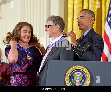 Washington DC, Stati Uniti d'America. 22 Novembre, 2016. Il Presidente degli Stati Uniti Barack Obama presenta la medaglia presidenziale della libertà di Bill e Melinda Gates nel corso di una cerimonia che si terrà nella Sala Est della Casa Bianca di Washington, DC Martedì, Novembre 22, 2016. La medaglia presidenziale della libertà è la nazione più alta onorificenza civile. Credito: MediaPunch Inc/Alamy Live News Foto Stock