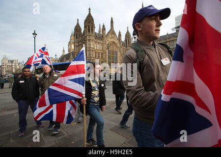 Westminster, Londra, Regno Unito. 23 Nov, 2016. Sostenitori Pro-Brexit protestare fuori casa del Parlamento, Westminster, Regno Unito Brexit sostenitori riuniti oggi in Parlamento di alzarsi in piedi per la democrazia del voto Brexit dopo 5 mesi del 23 giugno UE Referendum in tutto il Regno Unito. Credito: Jeff Gilbert/Alamy Live News Foto Stock