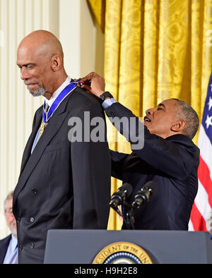 Washington DC, Stati Uniti d'America. 22 Novembre, 2016. Il Presidente degli Stati Uniti Barack Obama presenta la medaglia presidenziale della libertà di ex stella NBA Kareem Abdul-Jabbar durante una cerimonia che si terrà nella Sala Est della Casa Bianca di Washington, DC Martedì, Novembre 22, 2016. La medaglia presidenziale della libertà è la nazione più alta onorificenza civile. Credito: MediaPunch Inc/Alamy Live News Foto Stock