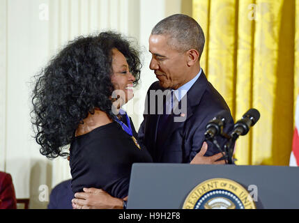 Washington DC, Stati Uniti d'America. 22 Novembre, 2016. Il Presidente degli Stati Uniti Barack Obama presenta la medaglia presidenziale della libertà alla cantante Diana Ross durante una cerimonia che si terrà nella Sala Est della Casa Bianca di Washington, DC Martedì, Novembre 22, 2016. La medaglia presidenziale della libertà è la nazione più alta onorificenza civile. Credito: MediaPunch Inc/Alamy Live News Foto Stock