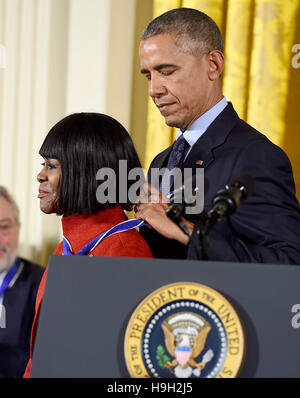 Washington DC, Stati Uniti d'America. 22 Novembre, 2016. Il Presidente degli Stati Uniti Barack Obama presenta la medaglia presidenziale della libertà di attrice Cicely Tyson durante una cerimonia che si terrà nella Sala Est della Casa Bianca di Washington, DC Martedì, Novembre 22, 2016. La medaglia presidenziale della libertà è la nazione più alta onorificenza civile. Credito: MediaPunch Inc/Alamy Live News Foto Stock