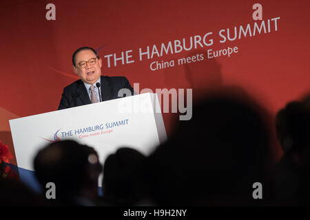 Amburgo, Germania. 23 Nov, 2016. Victor L.L. Chu, testa del primo investimento orientale Gruppo in Hong Kong, parlando durante la fase di apertura della conferenza "Il Vertice di Amburgo - Cina incontra l'Europa" presso la Handelskammer (lit. Camera di commercio) di Amburgo, Germania, 23 novembre 2016. Gli argomenti della conferenza comprendono gli sviluppi dell'economia cinese, gli investimenti diretti in Europa da parte della Cina e le prospettive di partenariato Chines-European. Foto: Christian Charisius/dpa/Alamy Live News Foto Stock