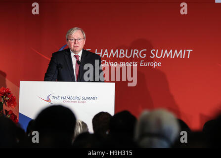 Amburgo, Germania. 23 Nov, 2016. Ex primo ministro australiano Kevin Rudd offre un discorso alla cerimonia di apertura del 7° vertice di Amburgo "Cina incontra l'Europa" ad Amburgo, Germania, il 9 novembre 23, 2016. Il settimo vertice di Amburgo "Cina incontra l'Europa" aperto qui il mercoledì, disegno alti funzionari, imprenditori e insigni studiosi provenienti dalla Cina e l'Unione europea (UE) per discutere di questioni chiave su Cina-europa relazioni economiche. © Shan Yuqi/Xinhua/Alamy Live News Foto Stock