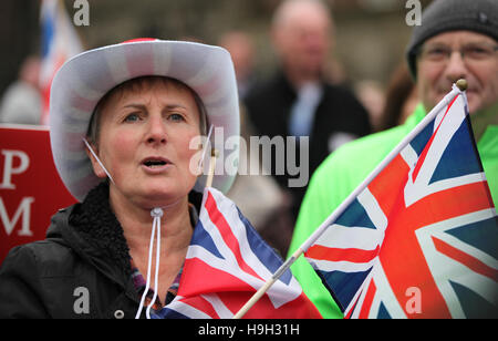 Londra, Regno Unito. 23 Nov, 2016. Centinaia di attivisti Pro-Brexit dimostrare nel vecchio palazzo di cantiere, di fronte al parlamento di Westminster contro la sentenza della Corte suprema sul Brexit, che il Parlamento britannico deve essere dato a dire su Brexit prima dell'articolo 50 può essere invocato. La protesta è stata programmata per coincidere con il Cancelliere Philip Hammond's autunno dichiarazione, con gli organizzatori sostenendo "i media di tutto il mondo sarà la copertura dell'evento, dando al 52% [chi ha votato per Brexit] massima esposizione a far sentire la loro voce". Credito: Dinendra Haria/Alamy Live News Foto Stock